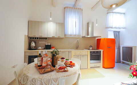 Bacchus: Historic Charming Home: Mueble, Diseño De Interiores, Madera, Aparato De Cocina, Piso, Cocina, Electrodoméstico, Techo, Habitación, Electrodoméstico