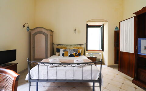 Scilla Centro Storico Otranto: Mueble, Cama, Habitación, Pared, Diseño De Interiores, Sábana, Madera, Lecho, Suelo, Piso