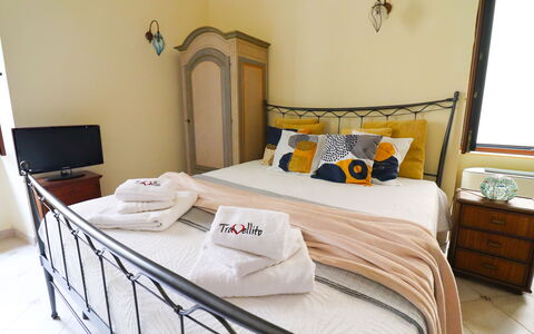 Scilla Centro Storico Otranto: Cama, Habitación, Mueble, Lecho, Sábana, Diseño De Interiores, Linos, Habitación, Suelo, Marco De La Cama