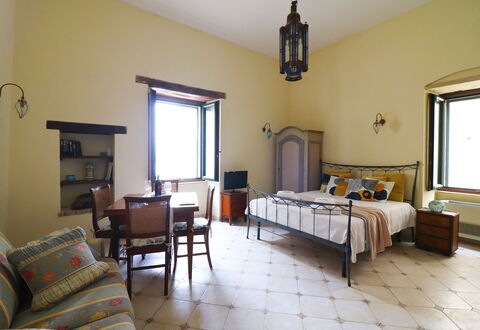 Scilla Centro Storico Otranto: Mueble, Diseño De Interiores, Pared, Habitación, Cama, Piso, Suelo, Techo, Habitación, Encendiendo