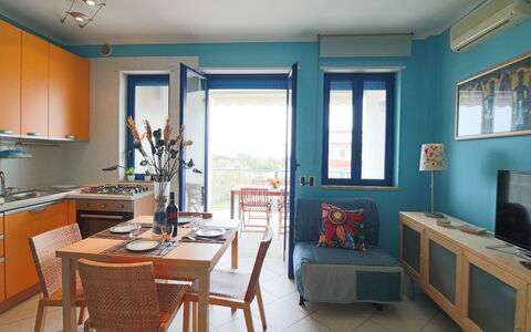 Circe Sea View: Mueble, Diseño De Interiores, Silla, Mesa, Cocina Y Comedor Mesa, Suelo, Habitación, Departamento, Comedor, Manchas De Madera