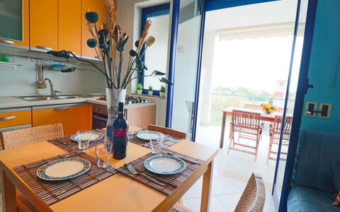 Circe Sea View: Piso, Diseño De Interiores, Mueble, Suelo, Departamento, Silla, Manchas De Madera, Cocina Y Comedor Mesa, Planta De Casa, Comedor