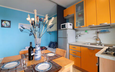 Circe Sea View: Madera, Diseño De Interiores, Mueble, Naranja, Departamento, Cocina, Habitación, Silla, Mostrador, Gabinetes