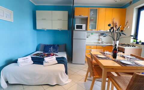 Circe Sea View: Mueble, Diseño De Interiores, Habitación, Piso, Suelo, Departamento, Habitación, Cama, Silla, Linos