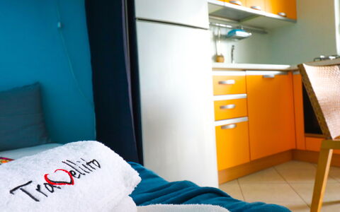 Circe Sea View: Mueble, Diseño De Interiores, Textil, Habitación, Encendiendo, Naranja, Suelo, Habitación, Cama, Comodidad
