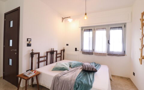 Malika: Cama, Habitación, Diseño De Interiores, Pared, Mueble, Lecho, Piso, Suelo, Sábana, Madera