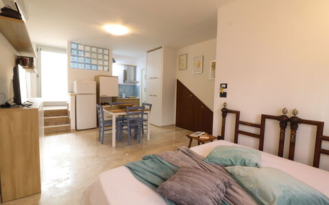 Malika: Mueble, Diseño De Interiores, Piso, Suelo, Cama, Habitación, Pared, Madera, Techo, Habitación