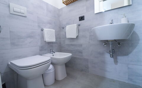 Malika: Baño, Piso, Arreglo De Tubería, Suelo, Asiento Del Baño, Lavabo, Lavabo Del Baño, Baño, Diseño De Interiores, Grifo