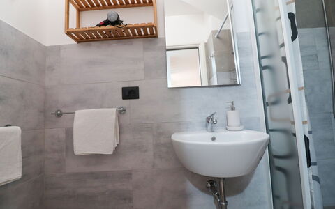 Malika: Pared, Piso, Diseño De Interiores, Suelo, Arreglo De Tubería, Baño, Habitación, Casa, Plomería, Lavabo