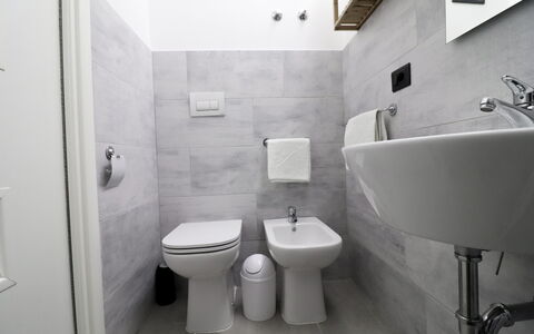 Malika: Piso, Suelo, Arreglo De Tubería, Diseño De Interiores, Baño, Lavabo, Asiento Del Baño, Baño, Casa, Plomería