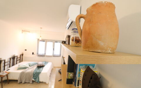 Malika: Mueble, Cama, Diseño De Interiores, Habitación, Pared, Suelo, Madera, Piso, Techo, Sábana