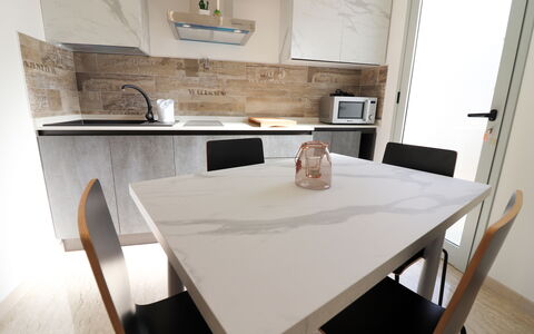 Malika: Mueble, Piso, Madera, Suelo, Diseño De Interiores, Cocina Y Comedor Mesa, Mesa, Silla, Mostrador, Comedor