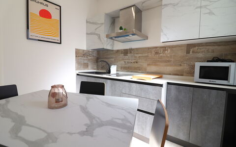 Malika: Mueble, Piso, Suelo, Mostrador, Silla, Cocina, Material Natural, Gabinetes, Cocina Y Comedor Mesa