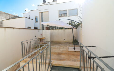 Malika: Suelo, Piso, Pretil, Departamento, Balcón, Escalera, La Luz Del Día, Patio, Planta De Casa, Balaustre