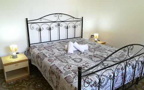 Villa Maddalena: Cama, Lecho, Habitación, Sábana, Mueble, Linos, Diseño De Interiores, Suelo, Habitación, Marco De La Cama