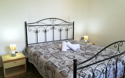 Villa Maddalena: Cama, Lecho, Habitación, Sábana, Mueble, Linos, Diseño De Interiores, Habitación, Suelo, Marco De La Cama