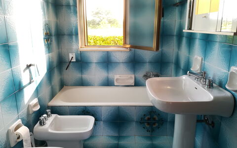 Villa Maddalena: Baño, Arreglo De Tubería, Grifo, Lavabo, Lavabo Del Baño, Piso, Plomería, Baño, Diseño De Interiores, Suelo