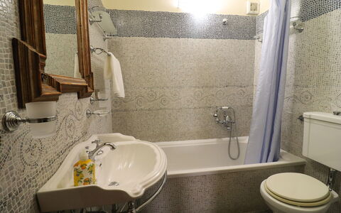 Cariddi Dimora Otranto: Baño, Lavabo Del Baño, Arreglo De Tubería, Lavabo, Diseño De Interiores, Grifo, Piso, Bañera, Plomería, Suelo