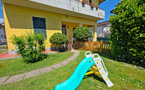 Casa Serena: Césped, Jardín, Sombra, Yarda, Patio Interior, Tobogán, Paisajismo, Equipo De Juego Exterior, Césped Artificial