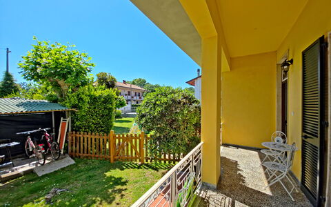 Casa Serena: Balcón, Césped, Villa