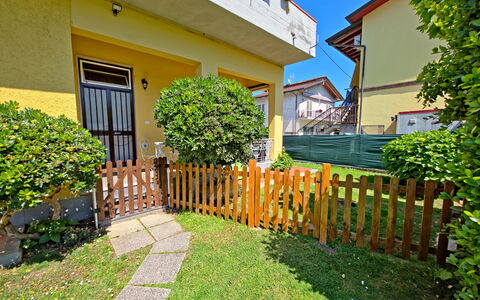 Casa Serena: Casa, Casa, Jardín, Césped, Cerca, Patio Interior, Yarda, Paisajismo, Sombra, Inicio De Esgrima