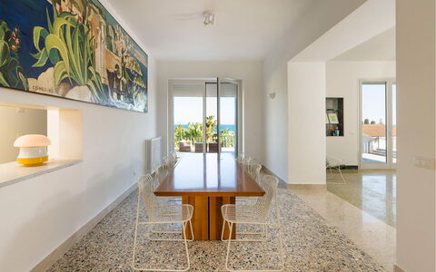 Villa Rebecca: Mueble, Piso, Suelo, Diseño De Interiores, Silla, Techo, Cocina Y Comedor Mesa, Suelos De Madera, Sombra, Comedor