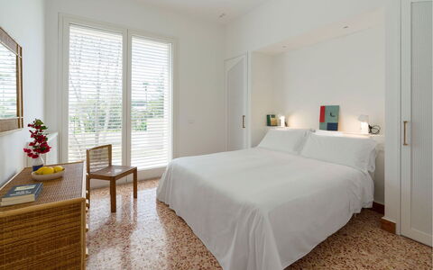 Villa Rebecca: Mueble, Diseño De Interiores, Cama, Pared, Suelo, Piso, Habitación, Madera, Techo, Sábana