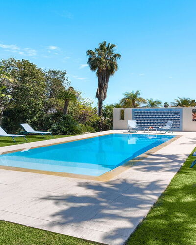 Villa Rebecca: Azul, Piscina, Recurso, Eco Hotel, Mueble Para Exteriores, Sombra, Jardín, Paisajismo, Ocio, Inmuebles