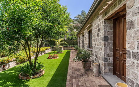 Villa Romantic Garden: Jardín, Arbusto, Cobertura Del Suelo, Ladrillo, Losa, Paisajismo, Patio Interior, Césped, Yarda