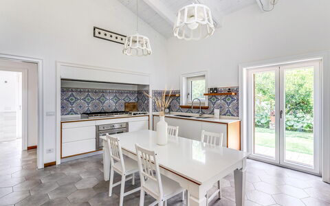 Villa Romantic Garden: Diseño De Interiores, Piso, Mueble, Suelo, Techo, Encendiendo, Habitación, Cocina, Cocina Y Comedor Mesa, Mesa