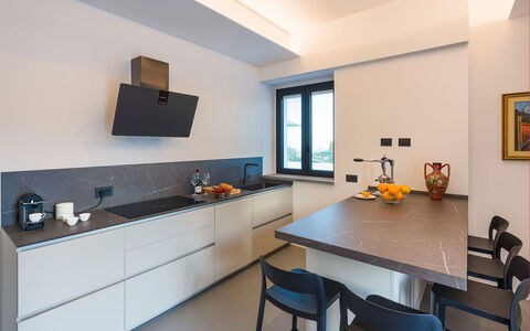 Villa Cloris: Cocina, Mostrador, Diseño De Interiores, Aparato De Cocina, Piso, Estufa De Cocina, Electrodoméstico, Gabinetes, Electrodoméstico, Mueble