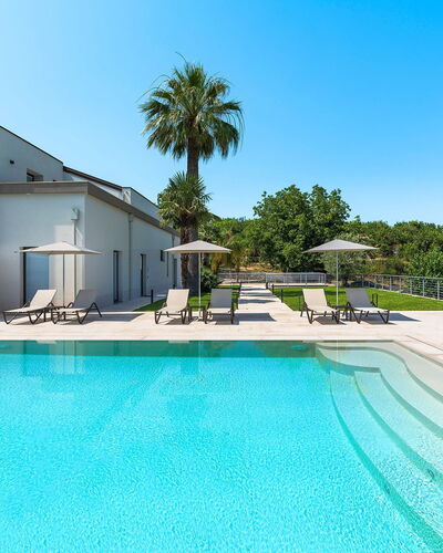 Villa Cloris: Azul, Agua, Piscina, Material Compuesto, Piscina De Reflejo, Recurso, Reflexión, Sombra, Eco Hotel, Inmuebles
