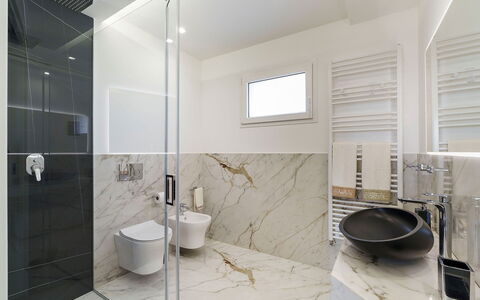 Villa Shelly: Piso, Diseño De Interiores, Pared, Suelo, Arreglo De Tubería, Baño, Grifo, Lavabo, Techo, Loseta