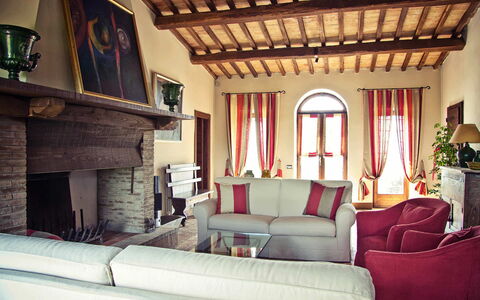 Villa Selvamica: Mueble, Diseño De Interiores, Piso, Madera, Sofá, Suelo, Sala, Habitación, Casa, Techo