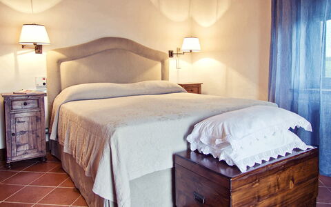 Villa Selvamica: Mueble, Cama, Diseño De Interiores, Habitación, Suelo, Lecho, Piso, Sábana, Madera, Linos