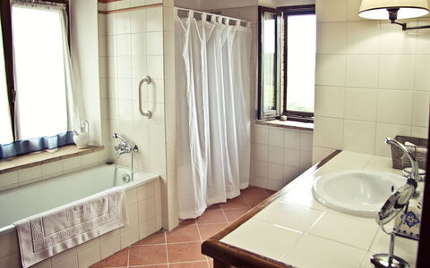 Villa Selvamica: Baño, Piso, Suelo, Arreglo De Tubería, Diseño De Interiores, Lavabo Del Baño, Mueble, Habitación, Plomería, Encendiendo