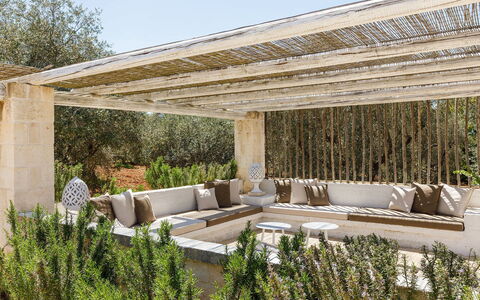 Villa Olivella: Madera, Mueble, Mueble Para Exteriores, Jardín, Pérgola, Material Natural, Silla, Estructura Al Aire Libre, Sombra, Madera Dura