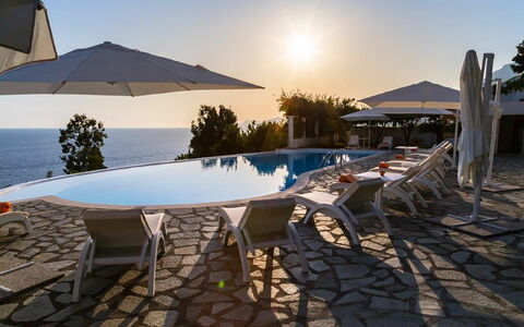 Villa Desideria: Azul, Piscina, Mueble Para Exteriores, Paraguas, Recurso, Mar, Oceano, Sunlounger, Silla, Eco Hotel