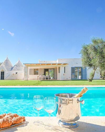 Trulli Heaven: Azul, Inmuebles, Sombra, Césped, Casa De Campo, Paisajismo, Piscina, Villa, Hacienda
