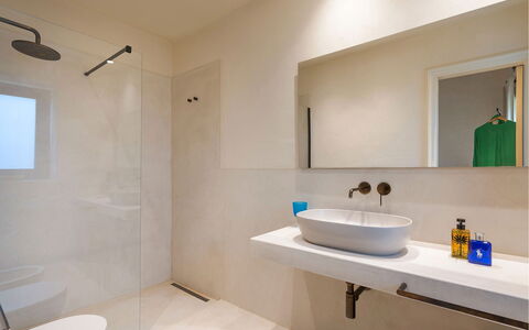 Villa Smeralda: Baño, Piso, Arreglo De Tubería, Pared, Diseño De Interiores, Suelo, Lavabo Del Baño, Lavabo, Grifo, Mueble De Baño