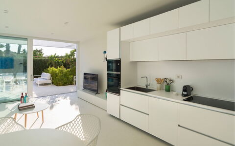 Villa Zora: Diseño De Interiores, Piso, Cocina, Mostrador, Suelo, Techo, Mueble, Aparato De Cocina, Gabinetes, Departamento