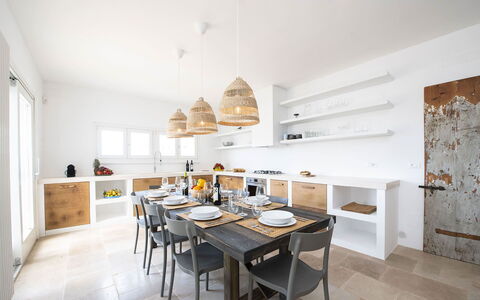 Villa Il Guaceto: Mueble, Diseño De Interiores, Madera, Piso, Techo, Cocina, Suelo, Silla, Cocina Y Comedor Mesa, Encendiendo