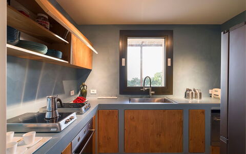 Villa Miriam: Cocina, Mostrador, Mueble, Diseño De Interiores, Madera, Gabinetes, Aparato De Cocina, Piso, Encendiendo, Casa