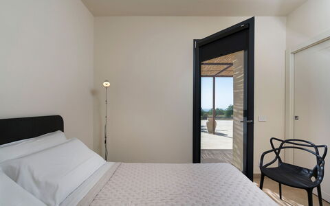 Villa Miriam: Diseño De Interiores, Habitación, Suelo, Mueble, Piso, Cama, Encendiendo, Techo, Casa, Habitación