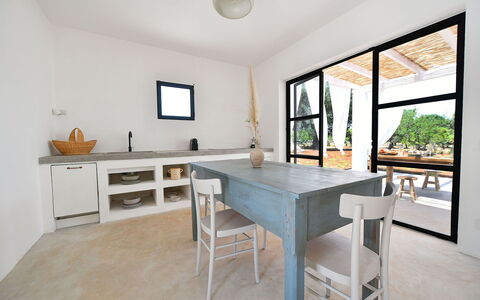Trulli Fontana: Mueble, Madera, Piso, Mesa, Cocina Y Comedor Mesa, Diseño De Interiores, Suelo, Silla, Cocina, Habitación