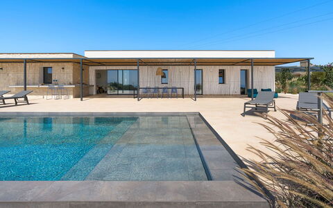 Villa Campo Verde: Material Compuesto, Inmuebles, Piscina, Sombra, Diseño, Villa, Cubierta, La Luz Del Día, Tablón, Eco Hotel