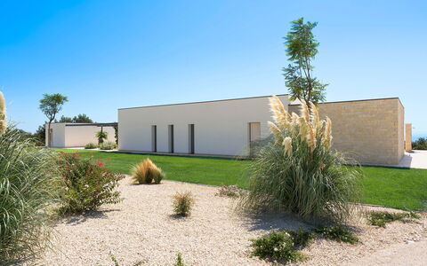 Villa Campo Verde: Arbusto, Casa, Jardín, Inmuebles, Paisajismo, Sombra, Entrada De Coches, Césped, Yarda, Villa