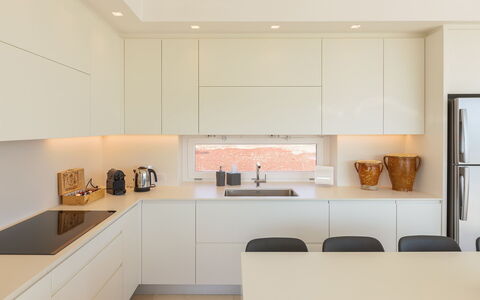 Villa Panita: Cocina, Mostrador, Diseño De Interiores, Mueble, Aparato De Cocina, Gabinetes, Piso, Pared, Madera, Techo