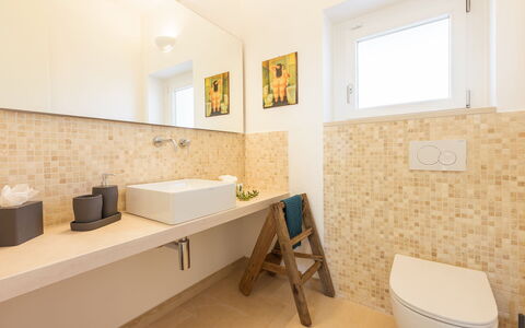 Villa Panita: Baño, Piso, Suelo, Pared, Arreglo De Tubería, Diseño De Interiores, Lavabo Del Baño, Grifo, Loseta, Lavabo