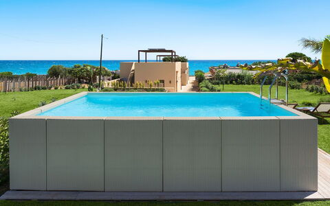Villa Paprika: Piscina, Material Compuesto, Jardín, Ocio, Sombra, Paisajismo, Césped Artificial, Patio Interior, Diseño, Yarda